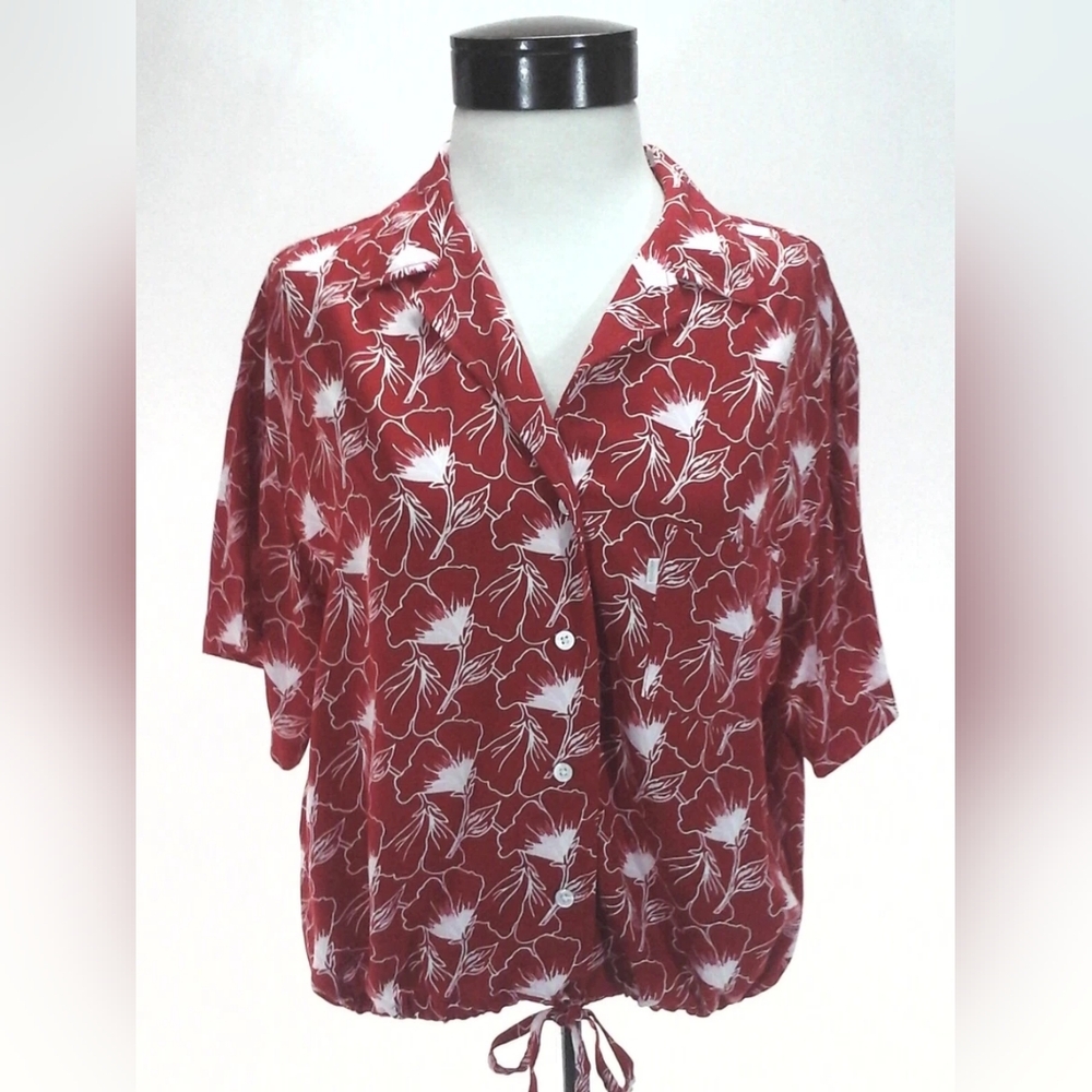 ❤️🤍 Levi's 100% Viscose Floral Paloma Button Up Shirt, M